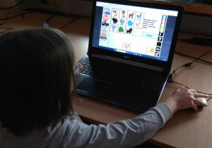 Dziewczynka gra w grę edukacyjną, w której ma za zadanie odszukać właściwy cień i połączyć go z odpowiednim zwierzątkiem.