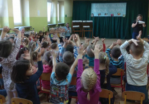 Dzieci zgadzają się z odczytanym przez panią prawem, reagując wstaniem i uniesieniem w górę swoich rąk.