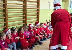 Święty Mikołaj rozdaje prezenty dzieciom