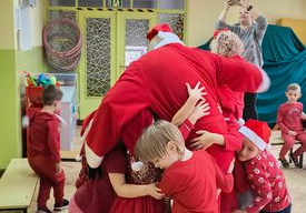 Dzieci z grupy czerwonej witają Świętego Mikołaja