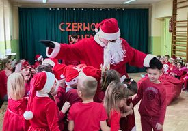 Dzieci z grupy zielonej witają się ze Świętm Mikołajem