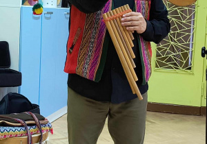 Wyjątkowy gość prezentuje dzieciom dwa instrumenty typowe dla regionu Peru: charango i samponia.