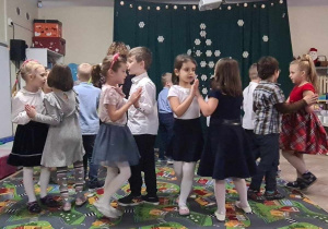 Dzieci tańczą walczyka do piosenki pt.: "Zima".