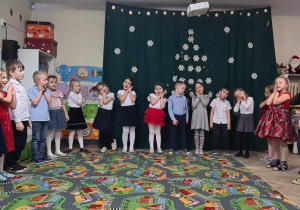 Dzieci śpiewają piosenkę pt.: "W dzień Bożego Narodzenia".