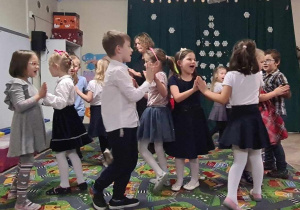 Dzieci tańczą walczyka.