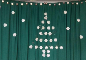 Nasza świąteczna dekoracja - śnieżynkowa choinka.