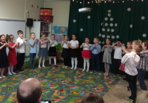 Dzieci śpiewają piosenkę pt.: "Prezent dla Mikołaja".
