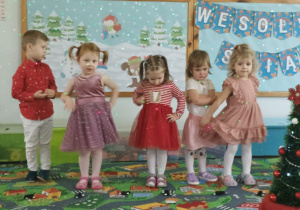 Dzieci podczas występu świątecznego.