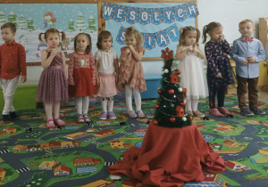 Dzieci podczas występu świątecznego.