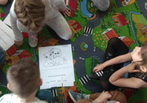 Dzieci w małych grupach tworzą zdania z wyrazów.