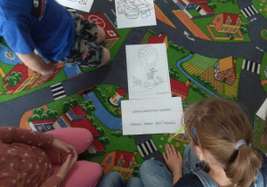 Dzieci w małych grupach tworzą zdania z wyrazów.