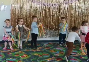 Dzieci prezentują taniec ze wstążkami.