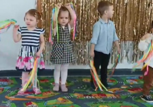 Dzieci prezentują taniec ze wstążkami.