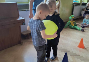 Dzieci bawią się podczas balu