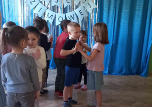 Dzieci z grupy zielonej prezentują piosenkę "Zima".