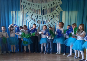 Dzieci z Przedszkola Miejskiego nr 159 prezentują piosenkę "Zaśnieżone miasta".