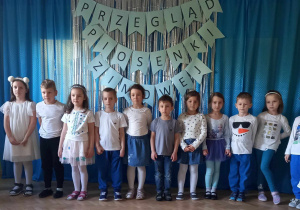 Dzieci z Przedszkola Miejskiego nr 7 prezentują piosenkę "Zimowa poleczka".