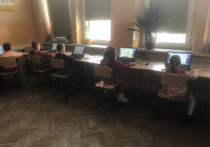 Dzieci grają w gry edukacyjne na komputerze.