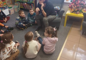 Dzieci słuchają opowiadania o świętach.