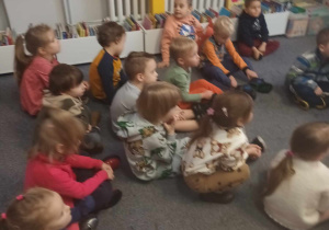 Dzieci słuchają opowiadania o świętach.