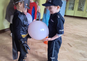Dzieci wykonują zadania z balonem.