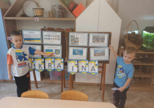 Dzieci prezentują informacje o Ukrainie.