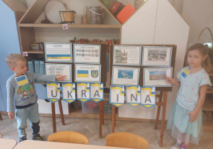 Dzieci prezentują informacje o Ukrainie.
