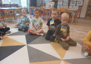 Dzieci słuchają informacji o Ukrainie prezentowanych przez nauczyciela.