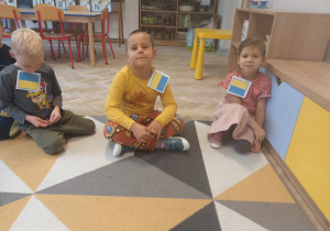 Dzieci słuchają informacji o Ukrainie prezentowanych przez nauczyciela.
