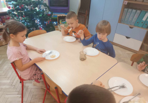 Dzieci degustują potrawy.