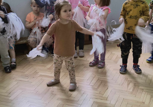 Dzieci tańczą z rekwizytami.
