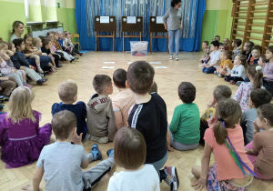 Dzieci słuchają opowieść nauczyciela.