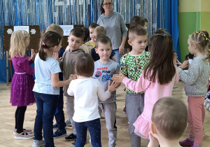 Dzieci prezentują zimowy taniec.
