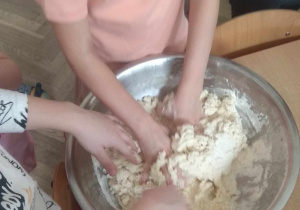 Dzieci mieszają składniki na masę solną.