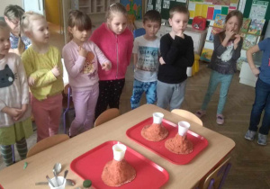 Dzieci z niecierpliwością oczekują na eksperyment "Wybuch wulkanu".