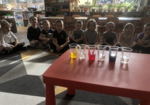 Dzieci obserwują eksperyment.