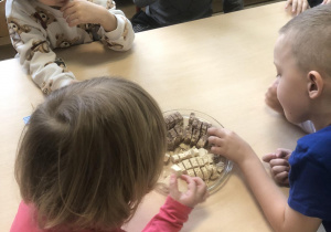 Dzieci degustują baklavę.