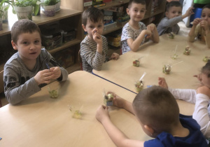Dzieci degustują sałatkę grecką.