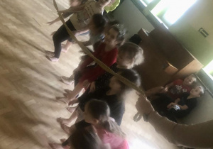 Dzieci przechodzą pod liną.