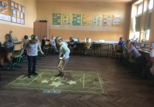 Dzieci uczą się obsługi komputera oraz grają w piłkę na magicznym dywanie.