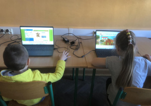 Dzieci grają na komputerze.