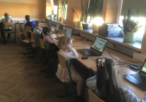 Dzieci uczą się obsłygi komputera.