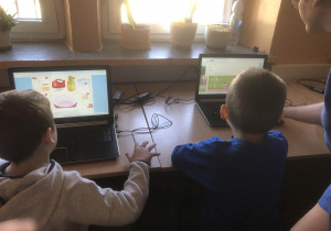 Dzieci uczą się obsługi komputera.