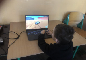 Dziecko gra w grę na komputerze.