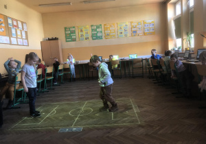 Dzieci uczą się obsługi komputera oraz grają w piłkę na magicznym dywanie.