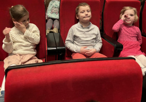 Dzieci oczekują na przedstawienie teatralne.