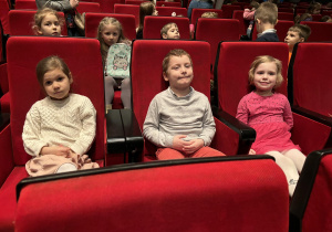 Dzieci oczekują na przedstawienie teatralne.