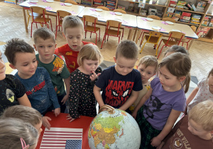 Dzieci szukają Stanów Zjednoczonych na globusie.