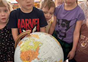 Dzieci szukają Stanów Zjednoczonych na globusie.