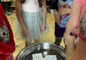 Dzieci topią papierową Marzannę.